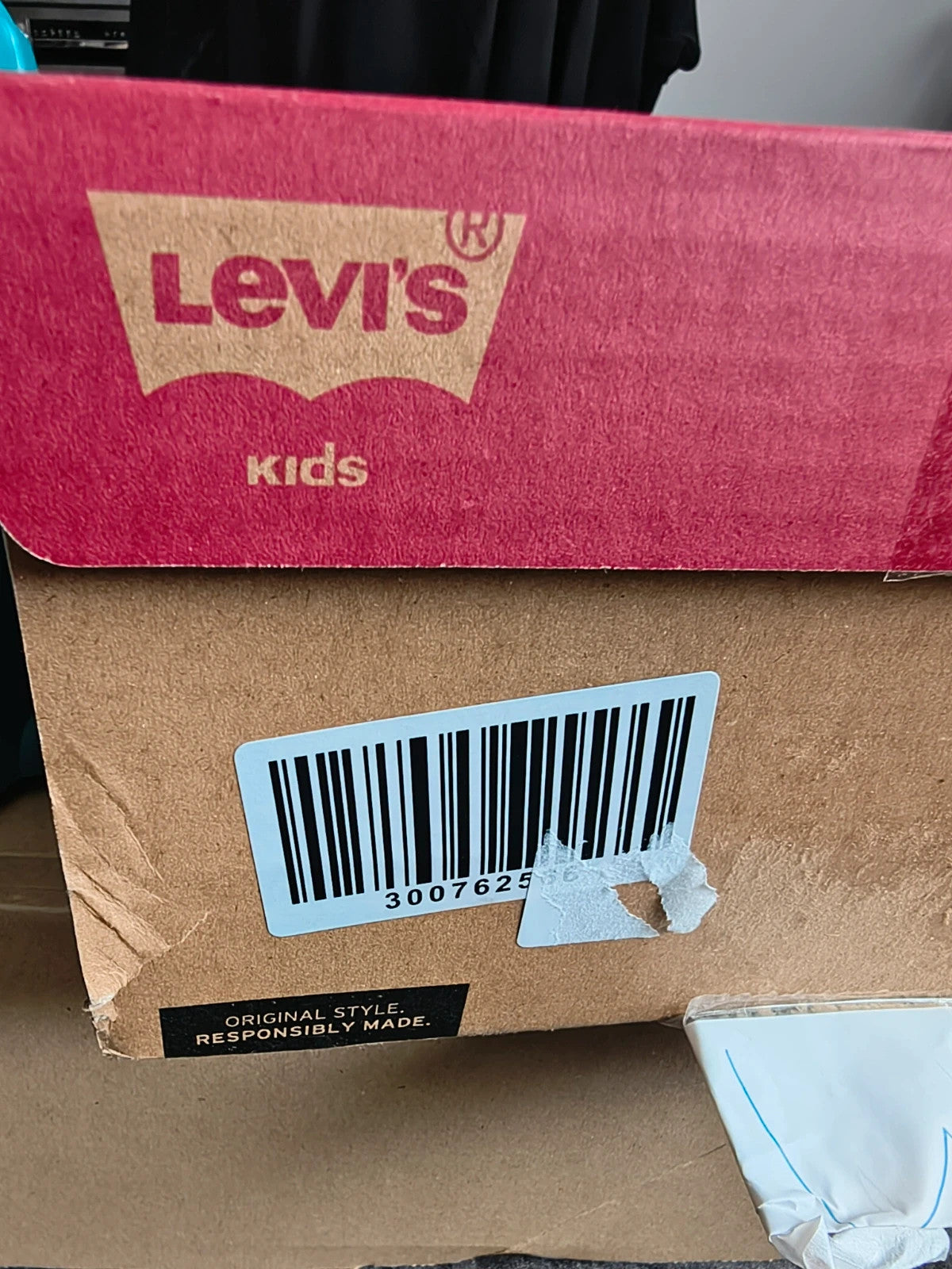 Levi's blue Newforrest boots with red laces and padded collar, size 38.