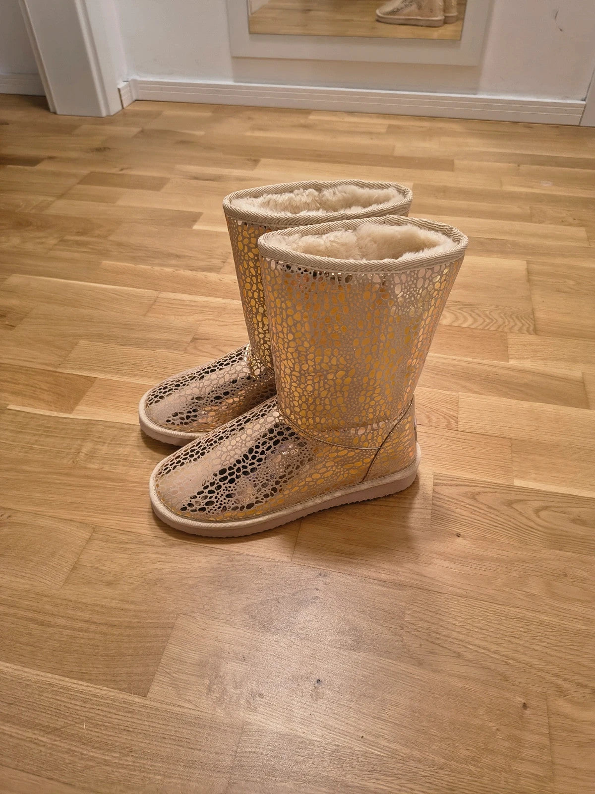 GEF gold winter boots with shiny pattern, faux fur lining, flat sole.