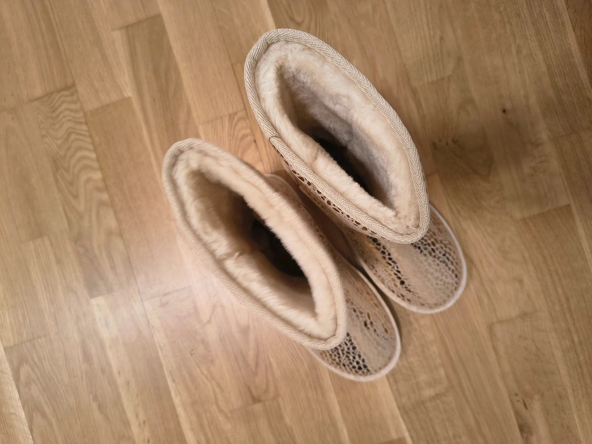 GEF gold winter boots with shiny pattern, faux fur lining, flat sole.