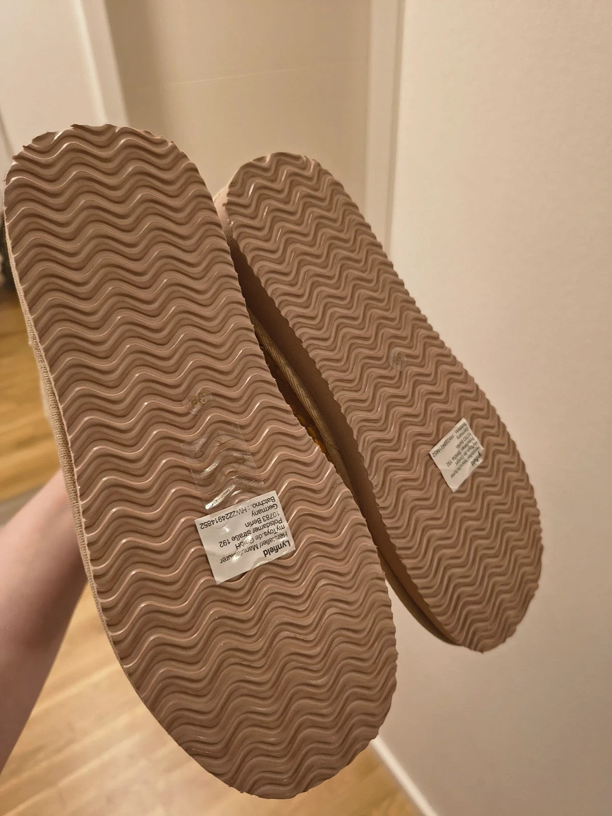 GEF gold winter boots with shiny pattern, faux fur lining, flat sole.