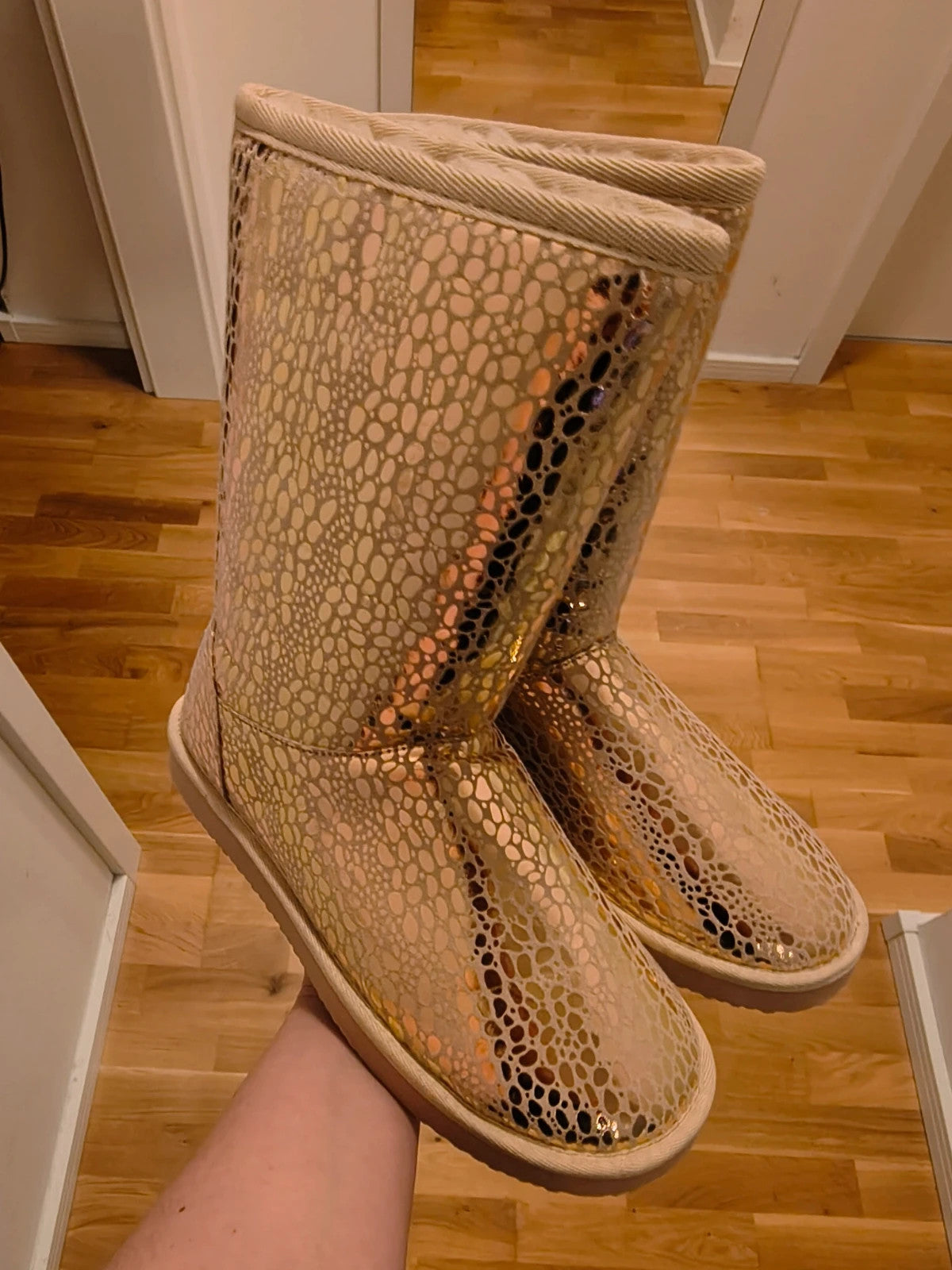 GEF gold winter boots with shiny pattern, faux fur lining, flat sole.