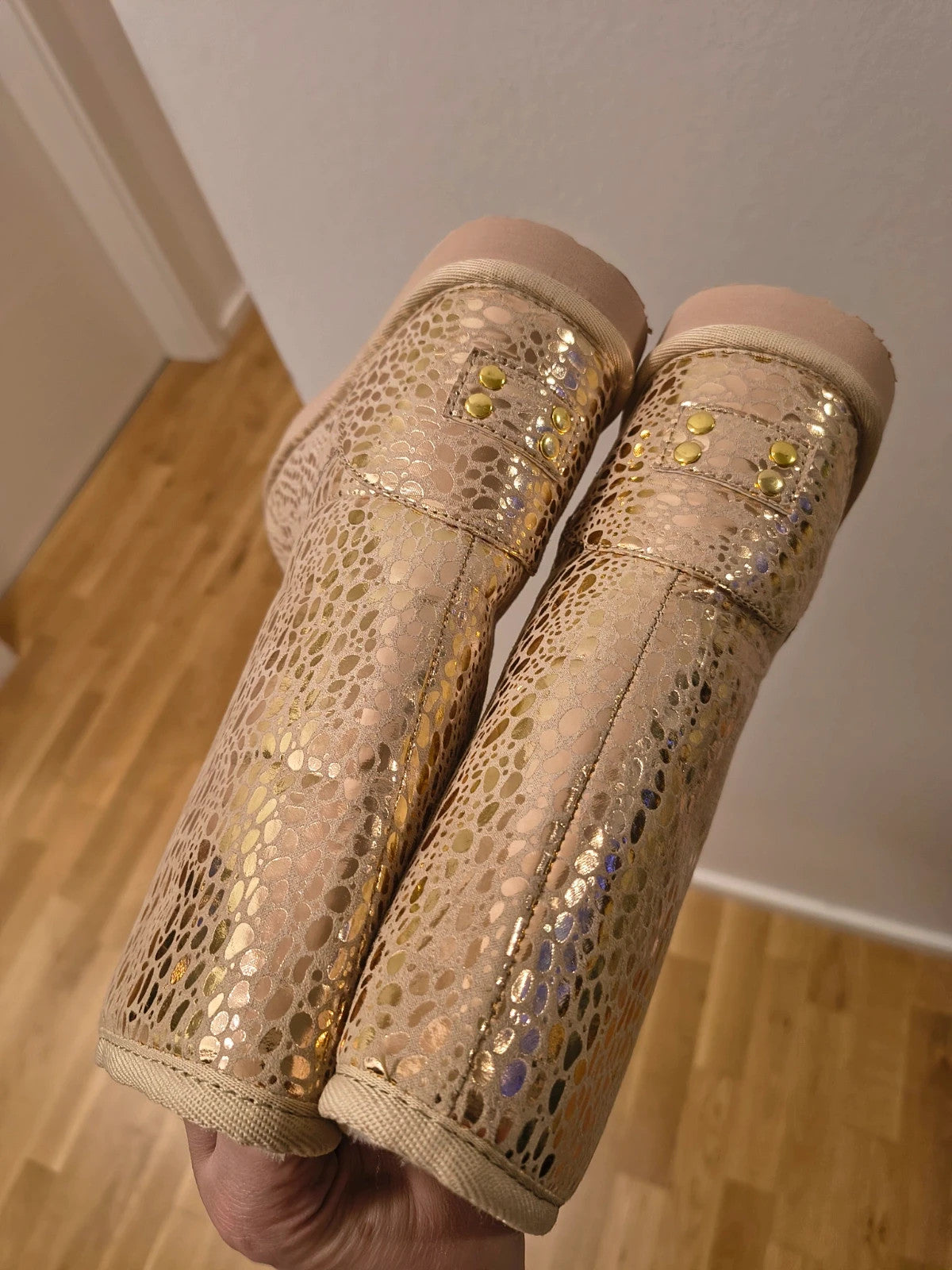 GEF gold winter boots with shiny pattern, faux fur lining, flat sole.
