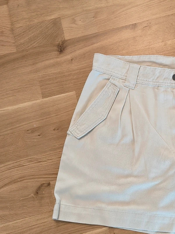 Only beige shorts high-waisted with button closure and decorative flap pockets.