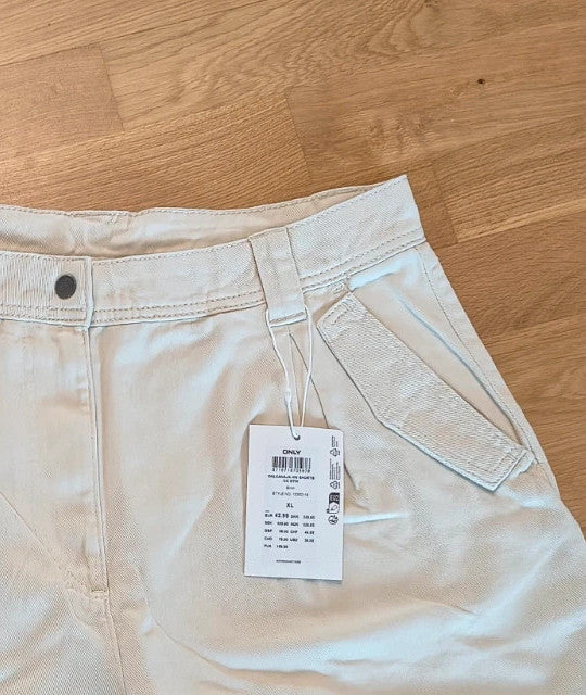 Only beige shorts high-waisted with button closure and decorative flap pockets.