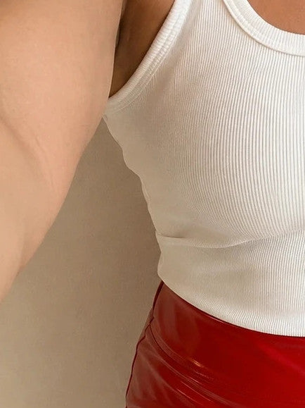Rote Wetlook pajama shorts high-waist shiny finish, figure-hugging design.