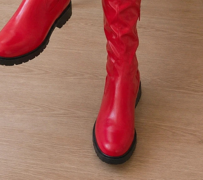 Elegante red overknee boots with high shaft and low block heel, timeless design.