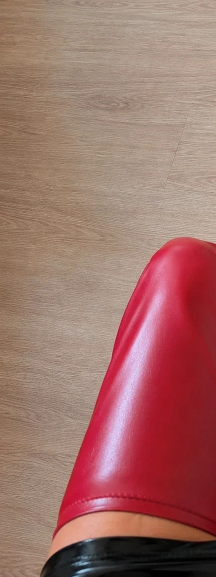 Elegante red overknee boots with high shaft and low block heel, timeless design.