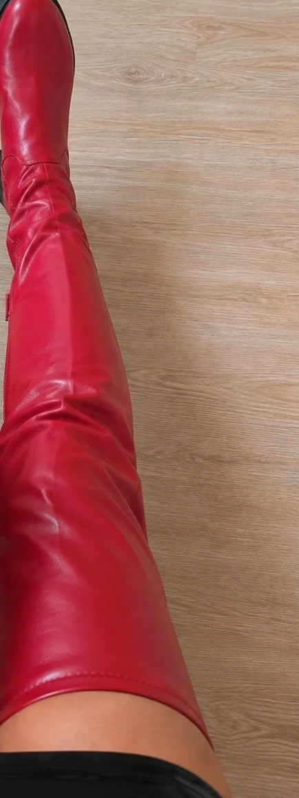 Elegante red overknee boots with high shaft and low block heel, timeless design.