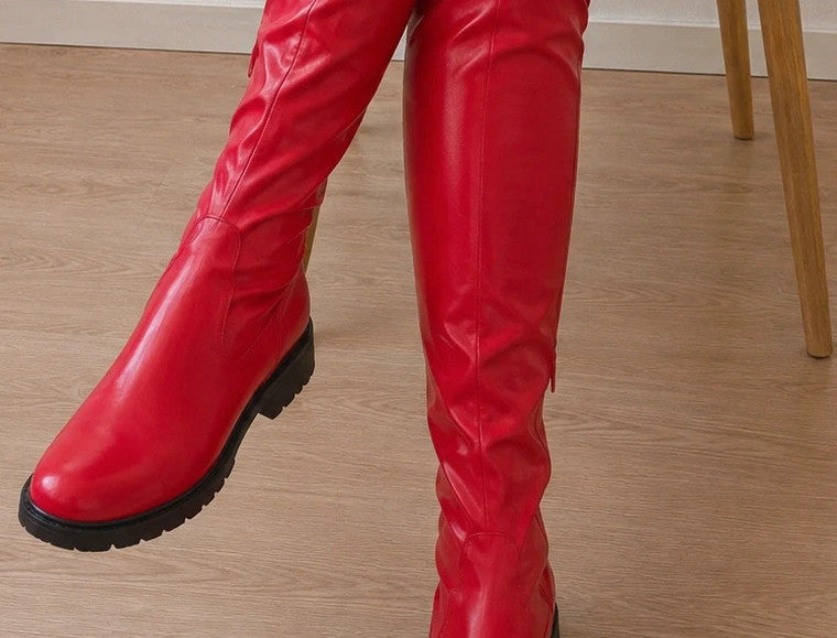 Elegante red overknee boots with high shaft and low block heel, timeless design.