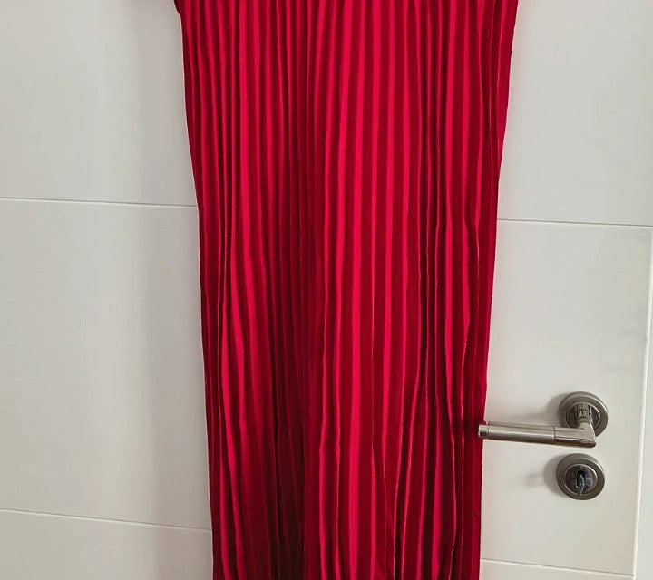 Maxikleid red linen maxi dress with pleats and short sleeves, synthetic material.