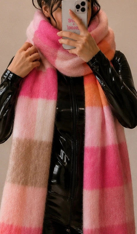 XXL multi-coloured scarf with check pattern and long fringes, soft polyester blend.