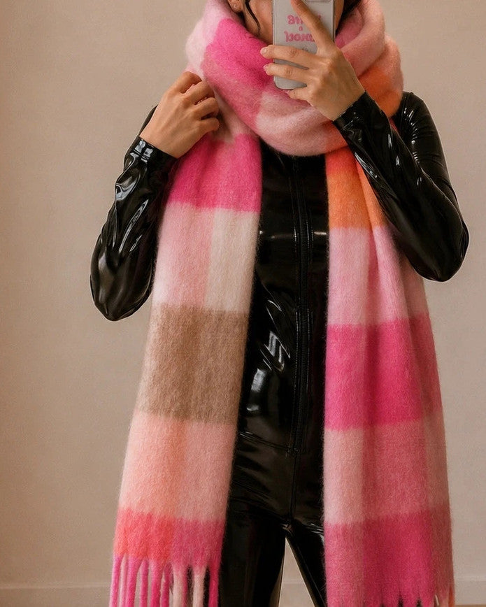 XXL multi-coloured scarf with check pattern and long fringes, soft polyester blend.