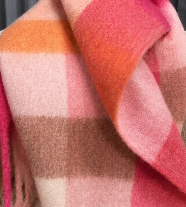 XXL multi-coloured scarf with check pattern and long fringes, soft polyester blend.
