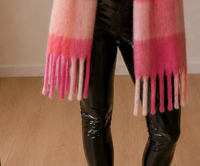 XXL multi-coloured scarf with check pattern and long fringes, soft polyester blend.