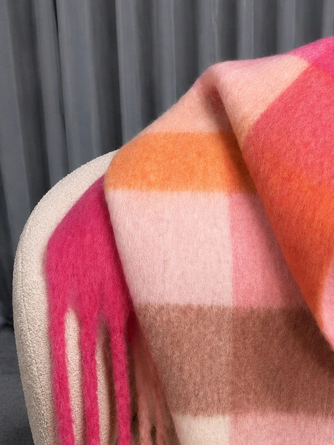 XXL multi-coloured scarf with check pattern and long fringes, soft polyester blend.