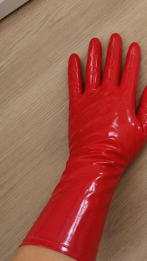 Herren red latex gloves with shiny finish, long design, form-fitting style.