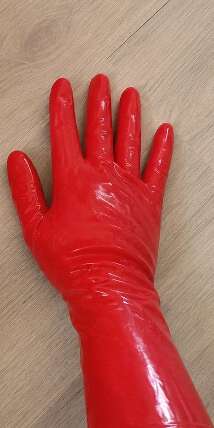 Herren red latex gloves with shiny finish, long design, form-fitting style.