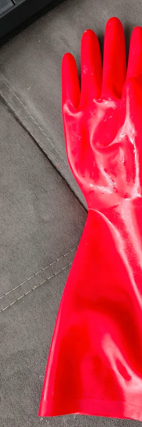 Herren red latex gloves with shiny finish, long design, form-fitting style.