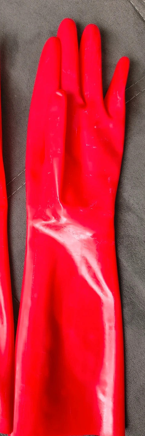 Herren red latex gloves with shiny finish, long design, form-fitting style.