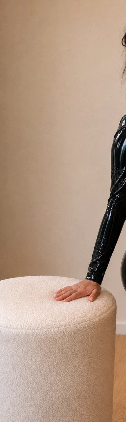 Glänzendes schwarz-pinkes Minikleid aus Wetlook PU-Leder mit hohen Kragen und seitlichen Einsätzen.