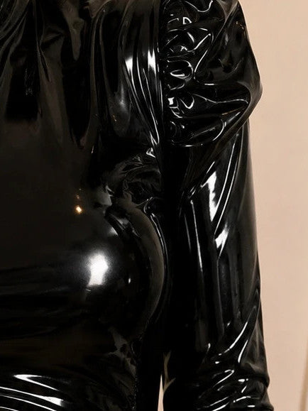 Schwarzes Wet-Look Kleid mit hohem Kragen, gerafften Schultern und Rüschen-Saum.