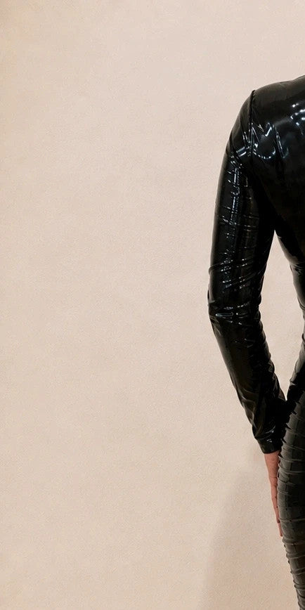 Schwarzes Wetlook Maxikleid 1XL 46 figurbetont aus PU-Leder mit glänzender Oberfläche.