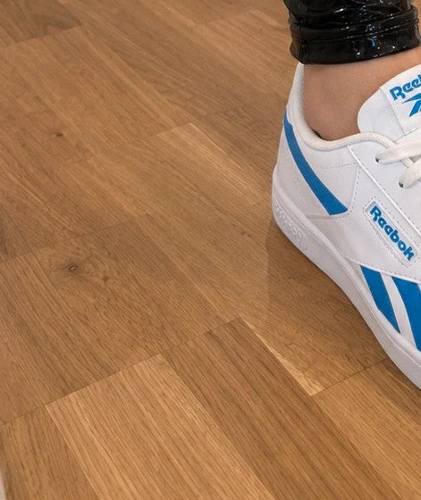 Reebok kids trainers white with blue details, classic lace-up design, synthetic material.