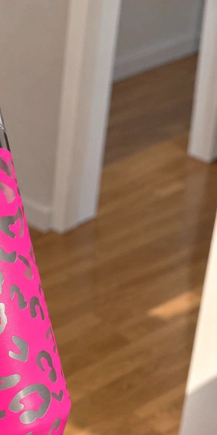 Thermoskanne pink tumbler with silver leopard print and handle, 1200 ml capacity.