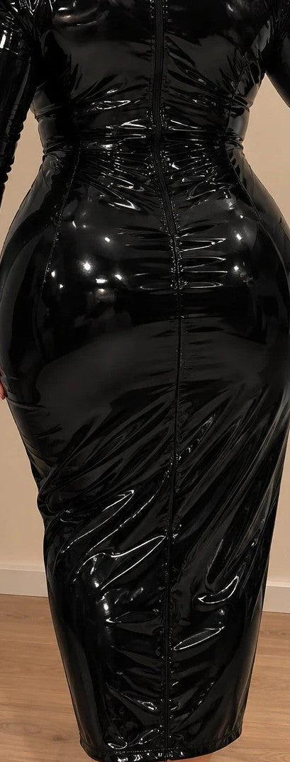 Schwarzes Maxikleid aus PU-Leder, glänzende Wetlook-Optik, figurbetont mit hohem Kragen.