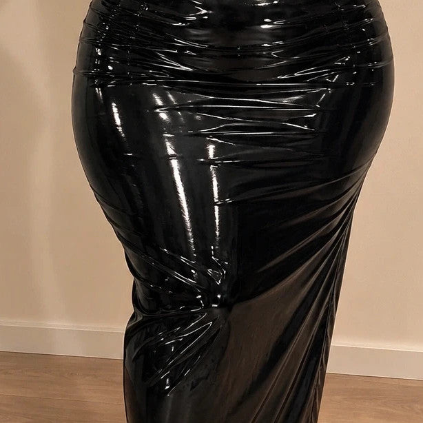Schwarzes Maxikleid aus PU-Leder, glänzende Wetlook-Optik, figurbetont mit hohem Kragen.