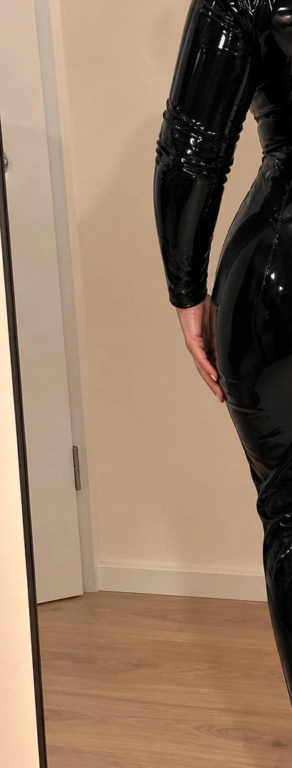 Schwarzes Maxikleid aus PU-Leder, glänzende Wetlook-Optik, figurbetont mit hohem Kragen.