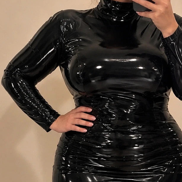 Schwarzes Maxikleid aus PU-Leder, glänzende Wetlook-Optik, figurbetont mit hohem Kragen.