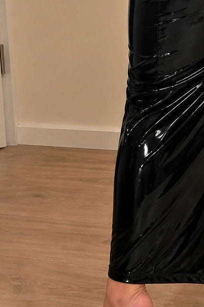 Schwarzes Maxikleid aus PU-Leder, glänzende Wetlook-Optik, figurbetont mit hohem Kragen.