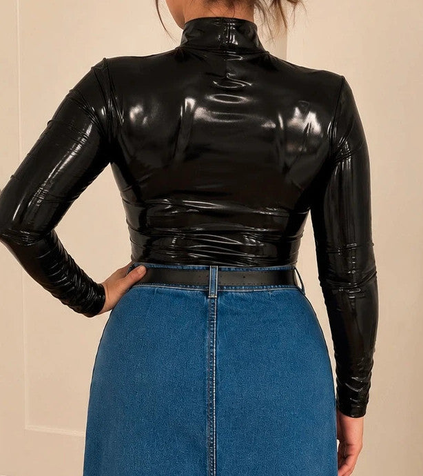 JDY blue denim midi skirt with classic look, versatile for casual or chic outfits.