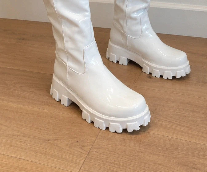 GEF white wetlook ankle boots with shiny finish and chunky sole, size 38.