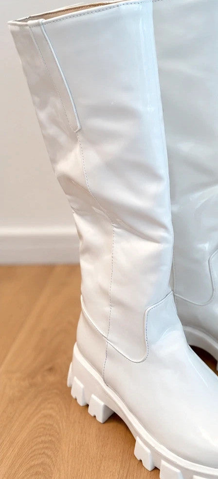 GEF white wetlook ankle boots with shiny finish and chunky sole, size 38.