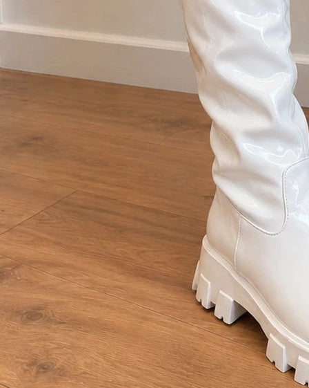 GEF white wetlook ankle boots with shiny finish and chunky sole, size 38.