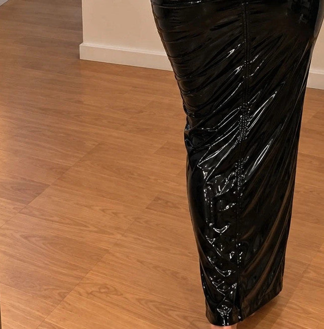 Schwarzes Maxikleid in Wetlook-Optik, figurbetont, lange Ärmel, hoher Kragen.