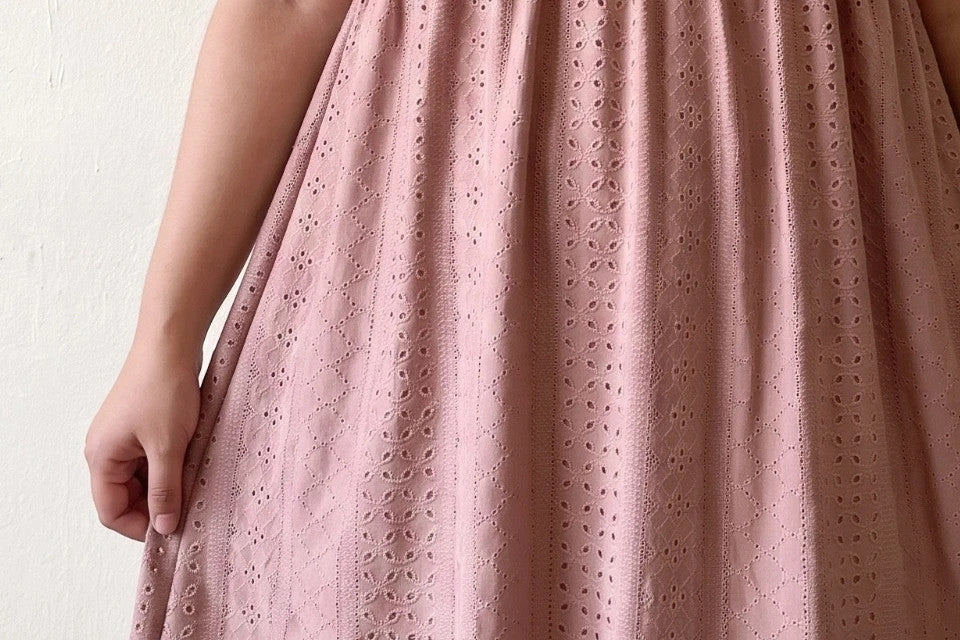 Minikleid pink linen dress with light fabric and summer style details.