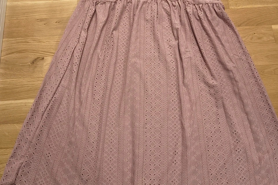 Minikleid pink linen dress with light fabric and summer style details.