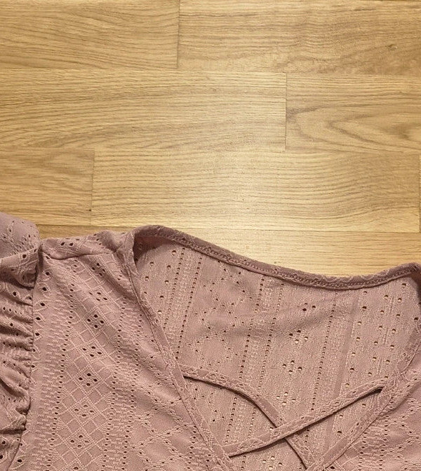 Minikleid pink linen dress with light fabric and summer style details.