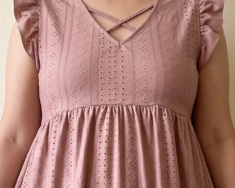 Minikleid pink linen dress with light fabric and summer style details.