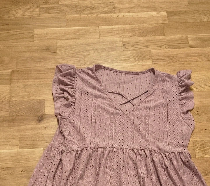 Minikleid pink linen dress with light fabric and summer style details.