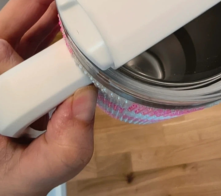 Grosser Isolierbecher pink and white stainless steel thermos with glitter finish.
