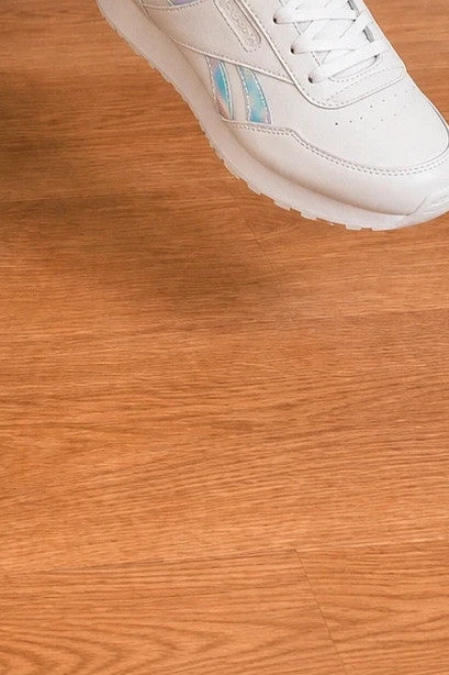 Reebok white trainers with iridescent accents and logo, synthetic material, size 36.