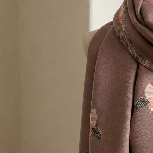 XXL reversible shawl brown beige floral pattern with bees, soft polyester, fringed edges.