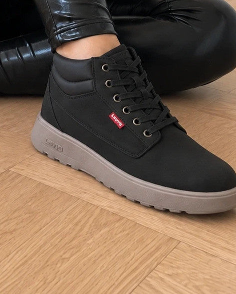 Levi's black sneaker boots ultralight with front lacing and synthetic material.