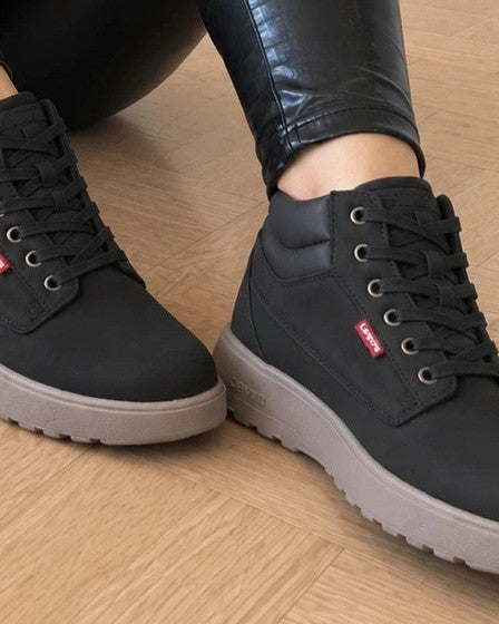 Levi's black sneaker boots ultralight with front lacing and synthetic material.