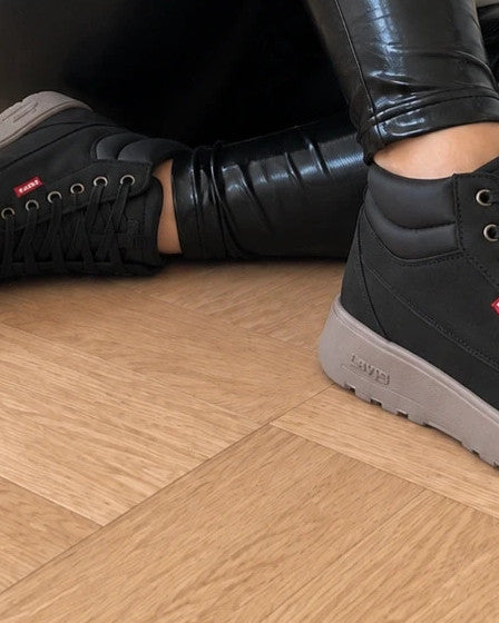 Levi's black sneaker boots ultralight with front lacing and synthetic material.