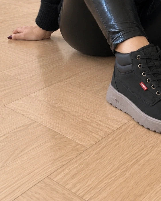 Levi's black sneaker boots ultralight with front lacing and synthetic material.